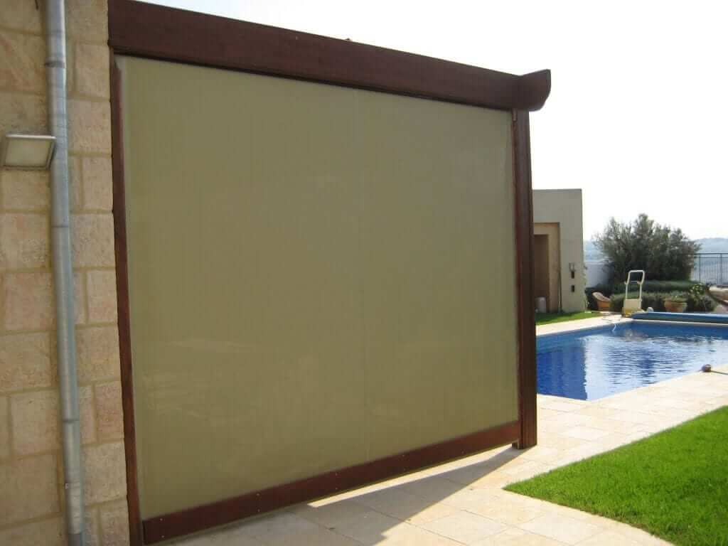 פרגולה עם מסך עולה ויורד