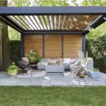 דוגמא לפרגולה העשויה מברזל בחצר בית