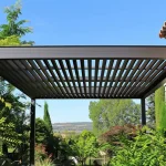פרגולה מברזל בצבע שחור בעיצוב הייטק