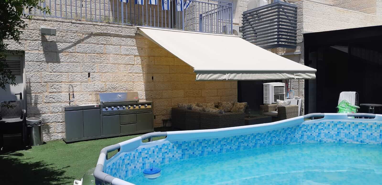סוכך נפתח חשמלי מעל פינת אירוח ובריכה
