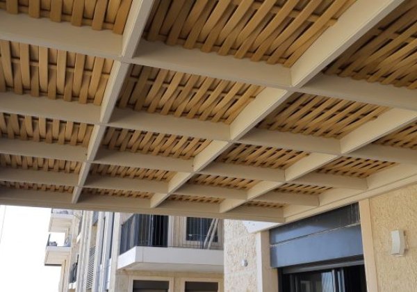 פרגולה למרפסת נגד גשם – המדריך המלא לבחירת הפתרון הנכון